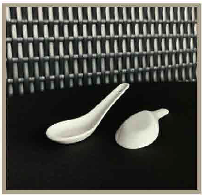 Cuillère chinoise en porcelaine blanche