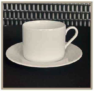 tasse et sous tasse à thé en porcelaine blanche