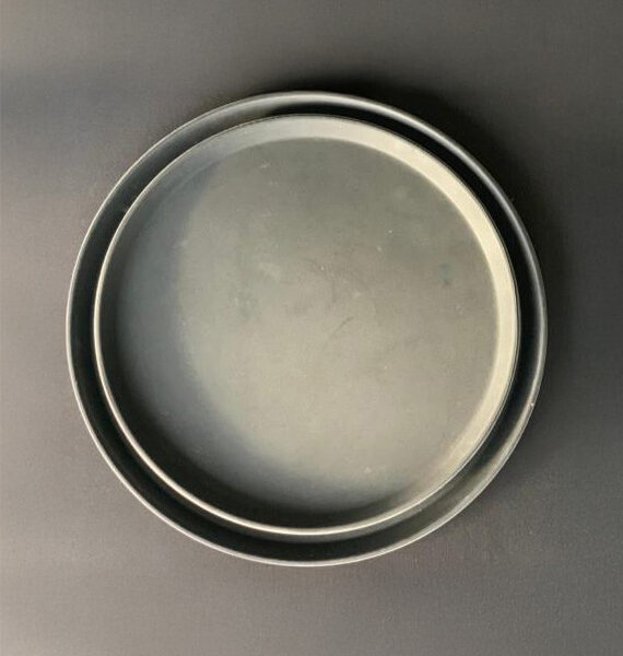 Plateau rond noir anti dérapant disponible à la location pour vos événements en auvergne rhone alpes