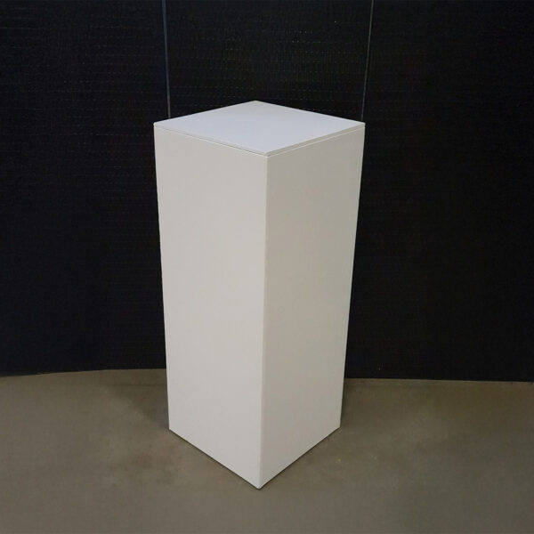 Stele de décoration disponible en location proche de Lyon